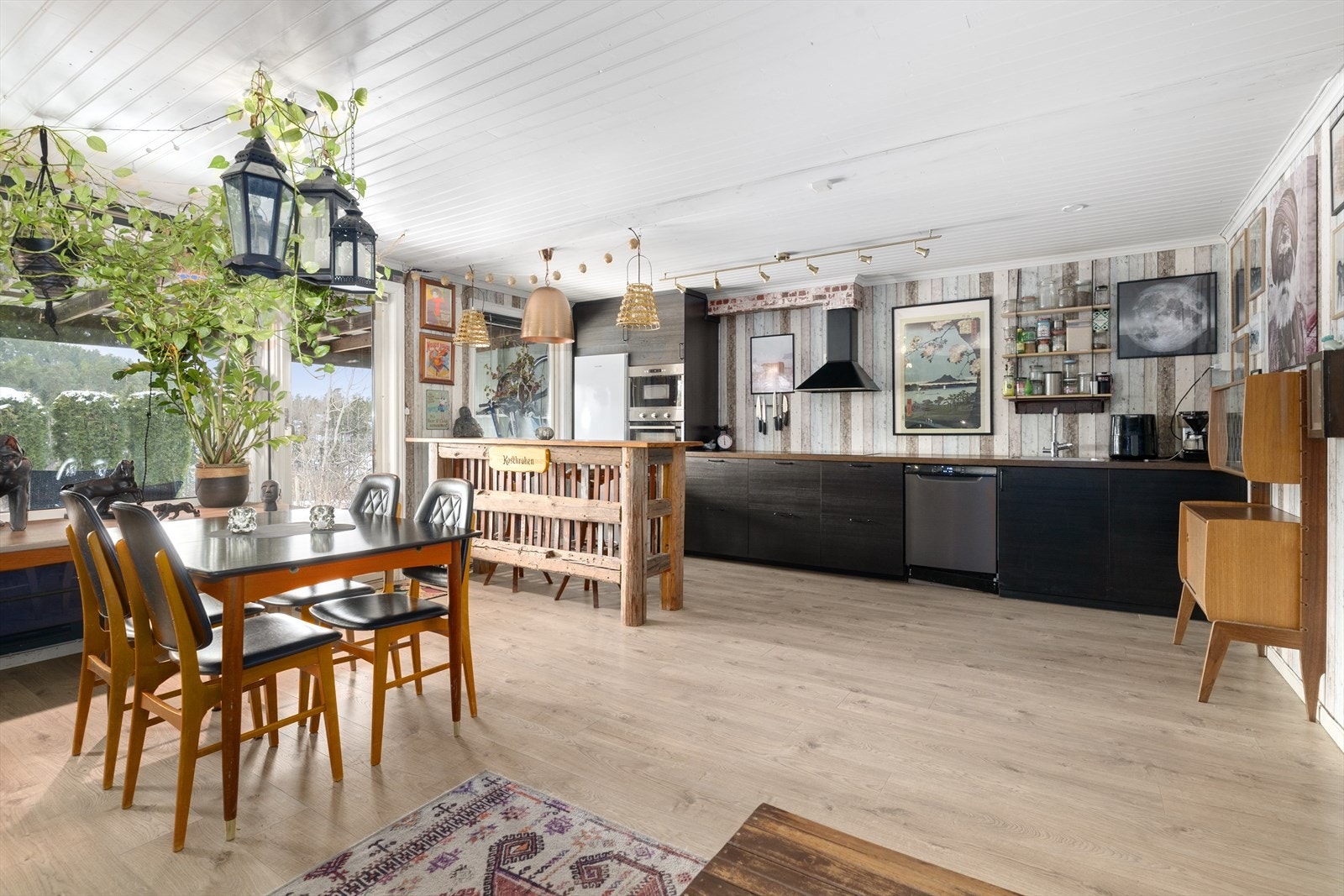 Stua og kjøkkenet er åpnet opp ved å fjerne tidligere vegg, og fremstår i dag som et luftig rom med god plass til møblering. Galleribilde