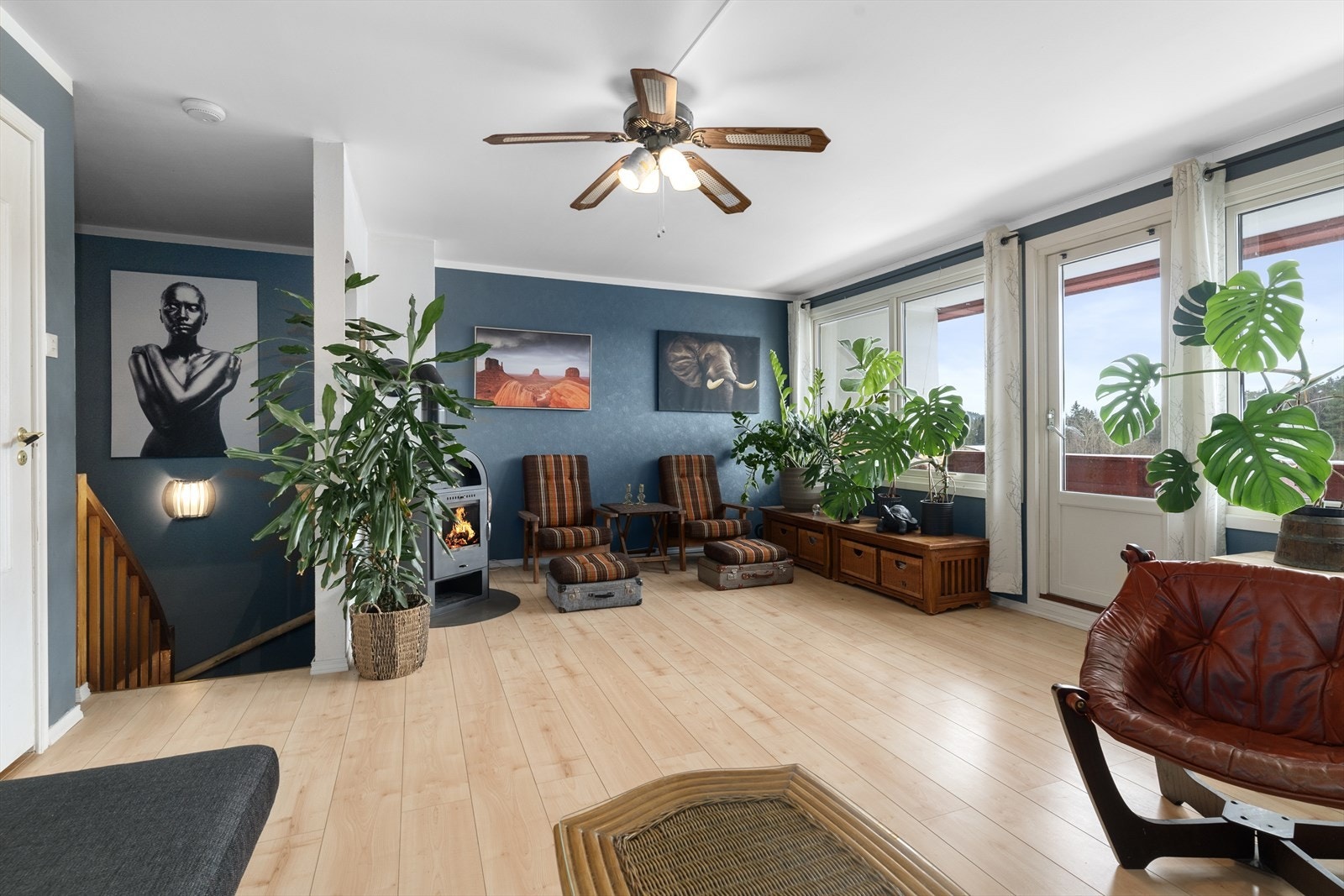 Innholdsrik rekkehusleilighet beliggende på enden med usjenert og solrik terrasse og hagedel. Leiligheten har både stue og soverom i begge etasjer. Galleribilde