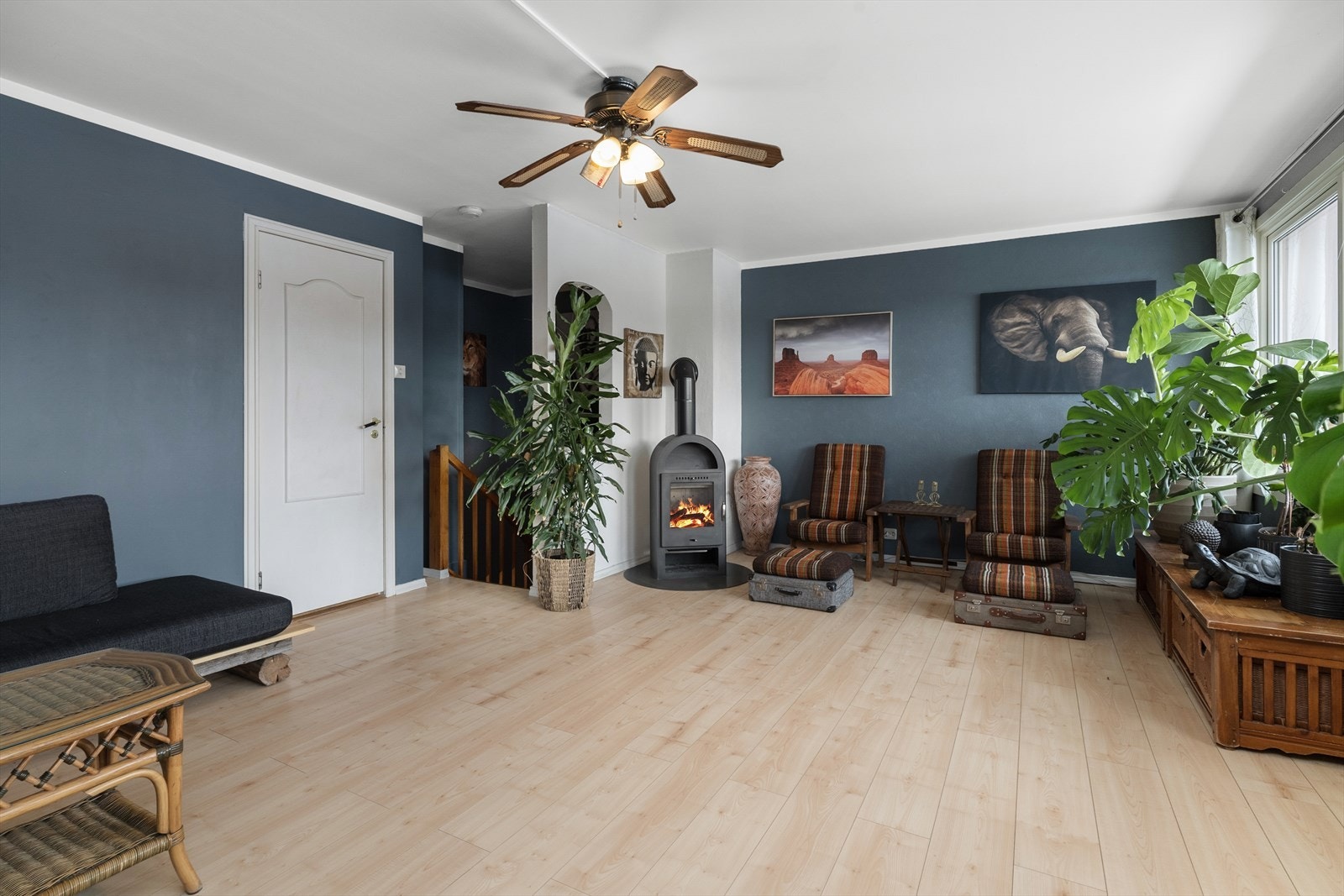 Stua har flere soner for møblering, og det er installert vedovn med glassdør for lun varme på kjølige dager. Galleribilde