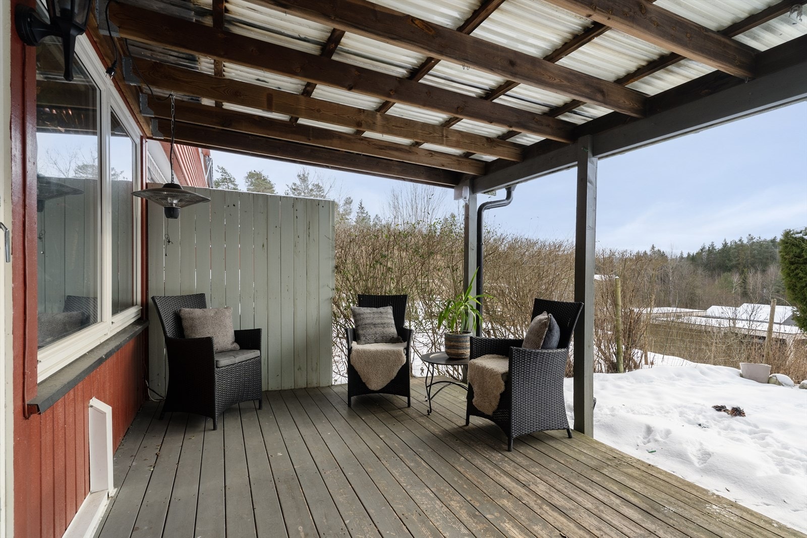 Terrassen ligger usjenert til med god plass til utemøblement, grill og blomster. Galleribilde