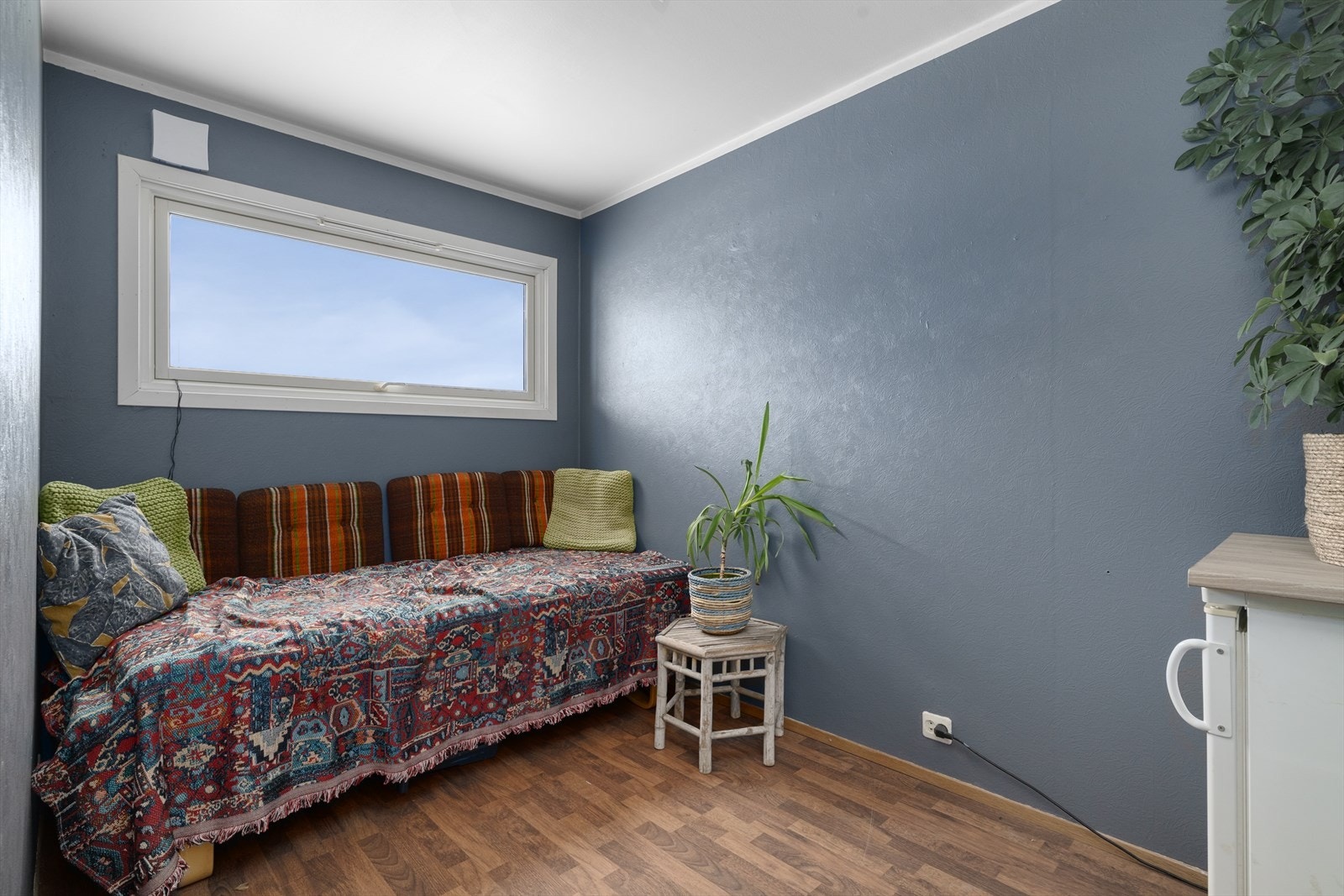 Leiligheten har tilsammen 3 soverom, et i 1. etasje og to i 2. etasje. Soverommet i 1. etasje er holdt i en beroligende blå fargetone og vender mot øst. Galleribilde