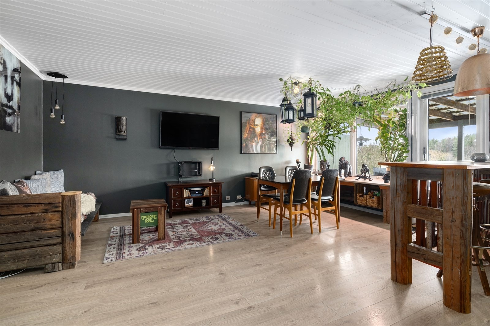 Vestvendte vindusflater gir gode lysforhold, og det er utgang til en solrik og usjenert terrasse med hagedel. Galleribilde