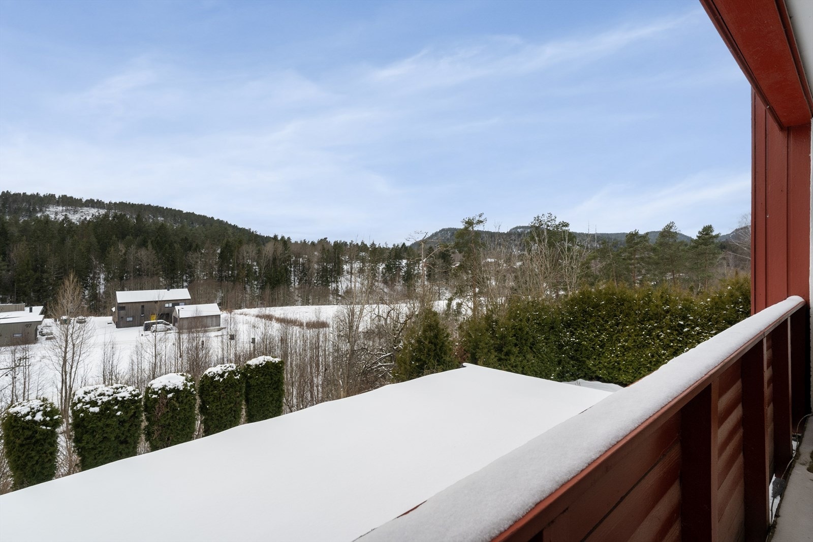 Den vestvendte stuebalkongen har takoverbygg og nydelig utsikt mot Haslebakken og Gulsetmarka. Galleribilde