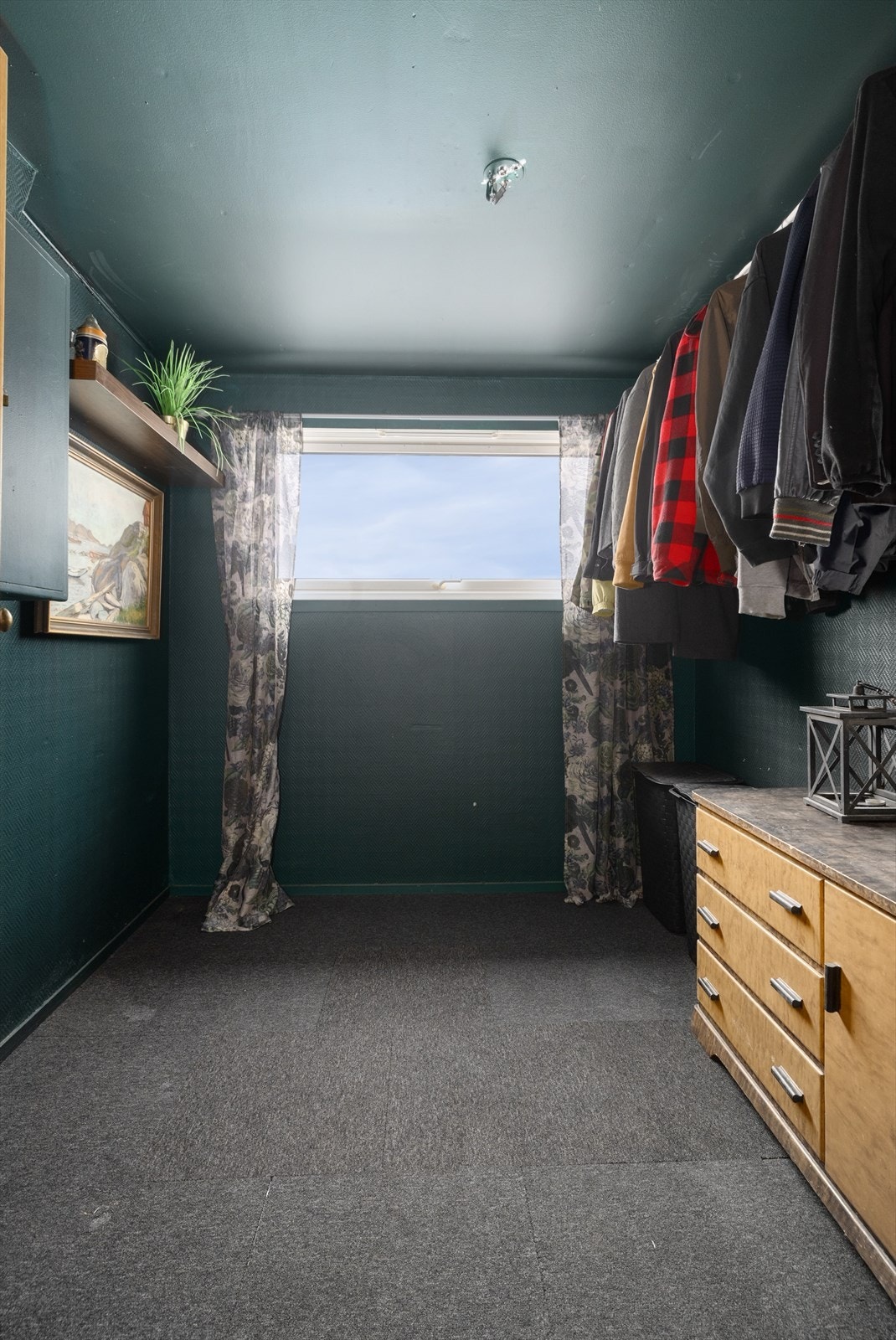 Inntil vindfanget er det etablert et kjekt garderoberom med oppheng for klær og ellers god plass til diverse oppbevaringsmøblement. Sikringsskapet med automatsikringer er plassert her. Galleribilde