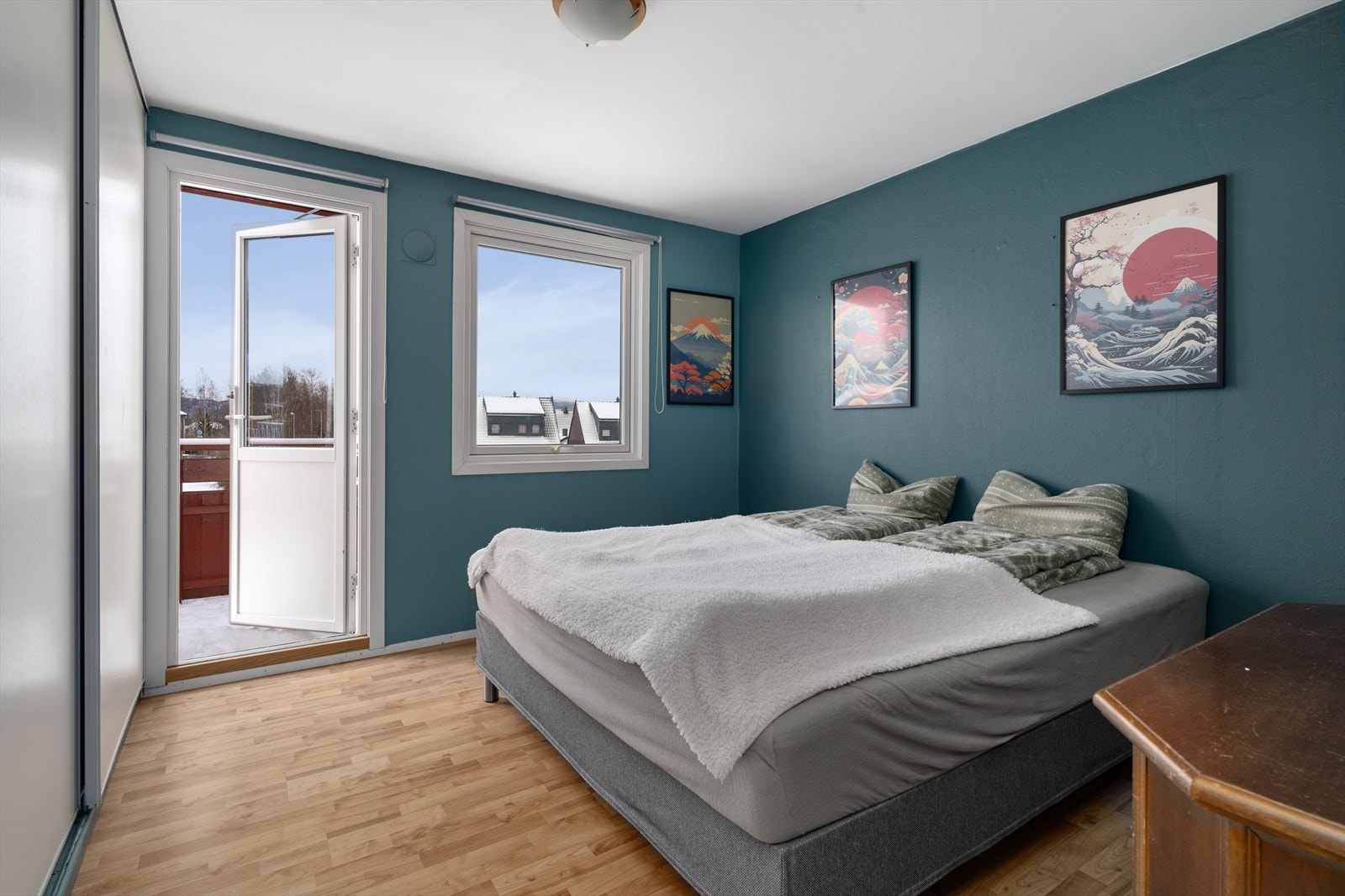 Hovedsoverommet har god plass til dobbeltseng og nattbord, og det er utgang til østvendt balkong. Galleribilde