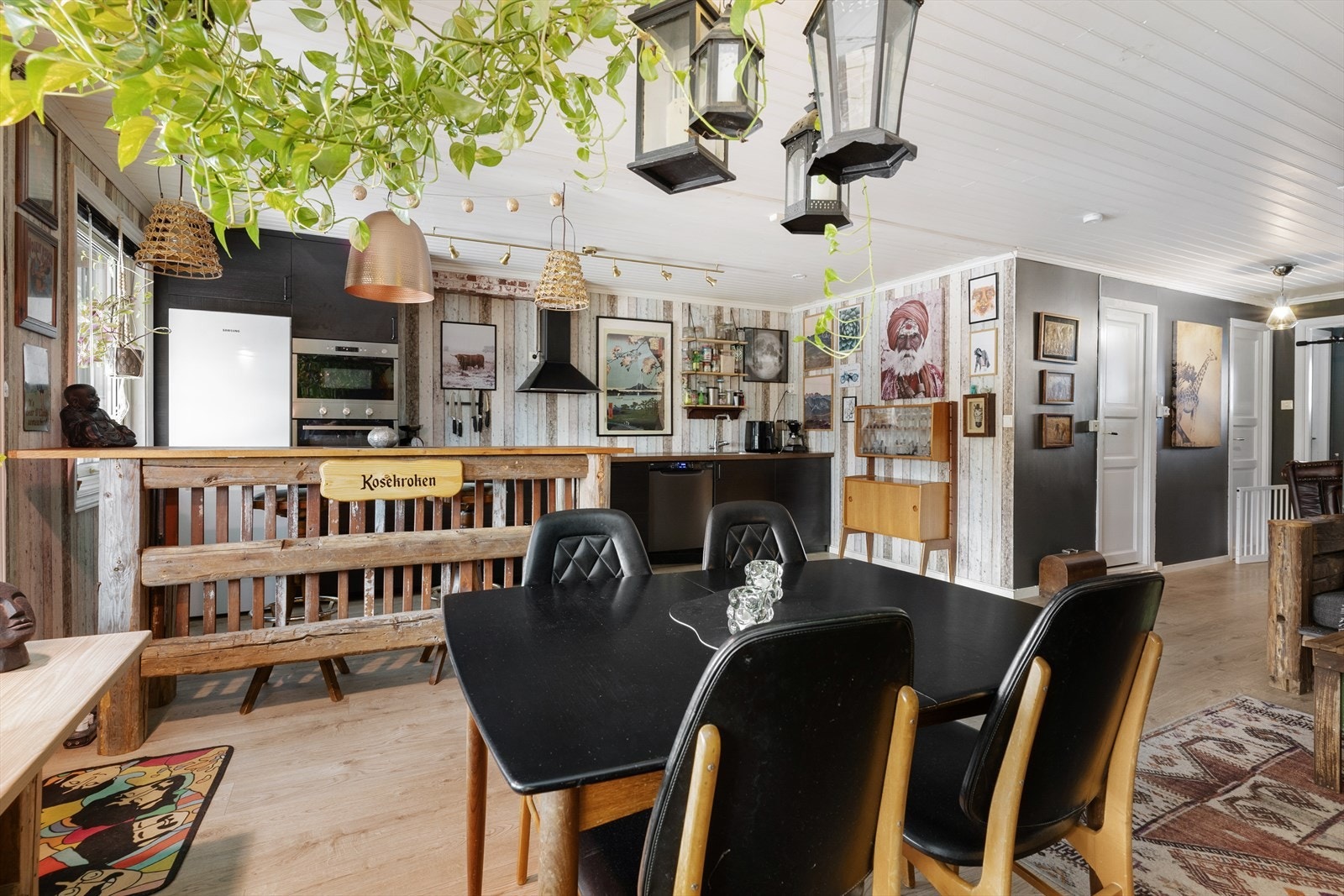 Det er avsatt plass til frittstående oppvaskmaskin og kjøl/fryseskap, samt at stekeovn og mikro er integrert i høyskap med praktisk arbeidshøyde. Over koketoppen er det ventilatorhette med avtrekk ut. Galleribilde