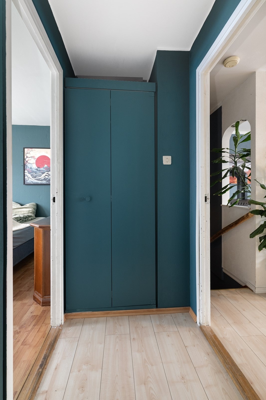 I soveromsgangen er det et plassbygget garderobeskap. Galleribilde