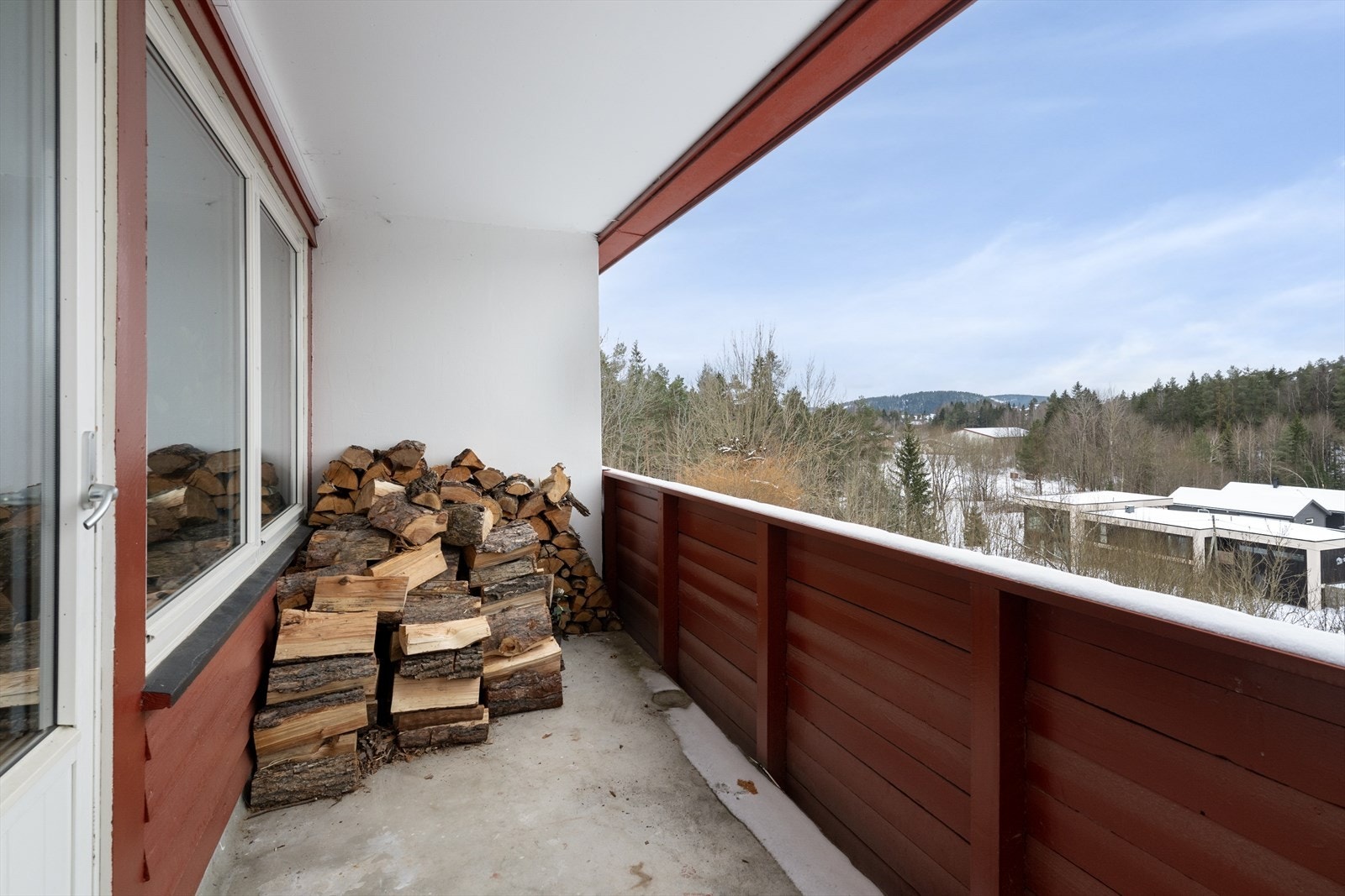 Fra stua er det adkomst til overbygget balkong med gode solforhold store deler av dagen og kvelden. Galleribilde