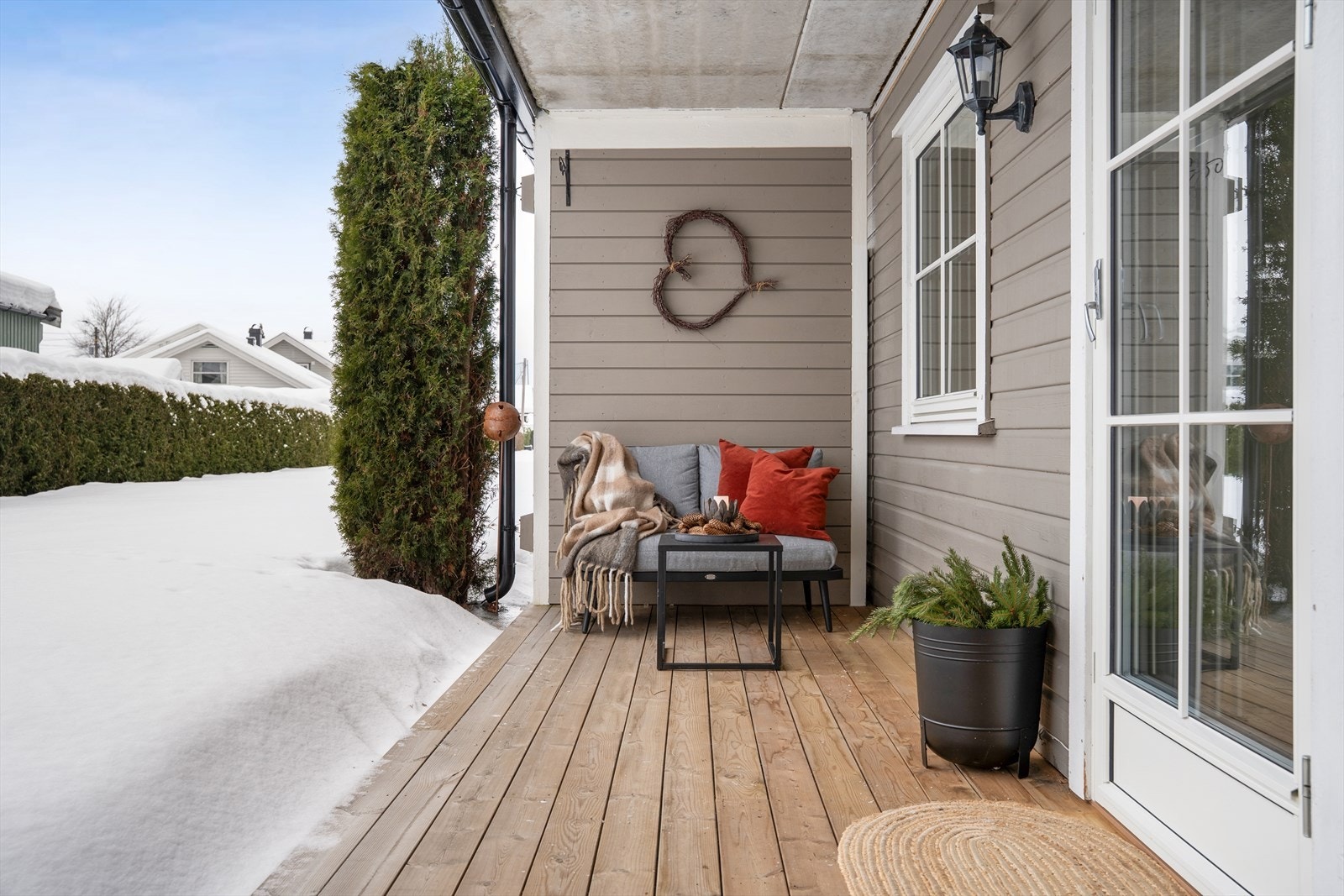 Den romslige uteplassen på ca. 11 m² fungerer som en forlengelse av stuen. Galleribilde