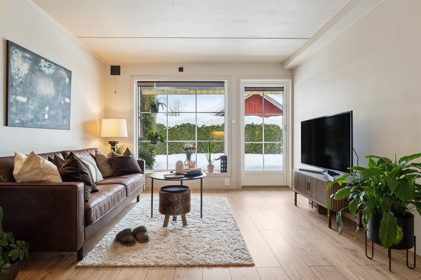 Fra stuen er det direkte utgang til den private uteplassen på markplan. Galleribilde