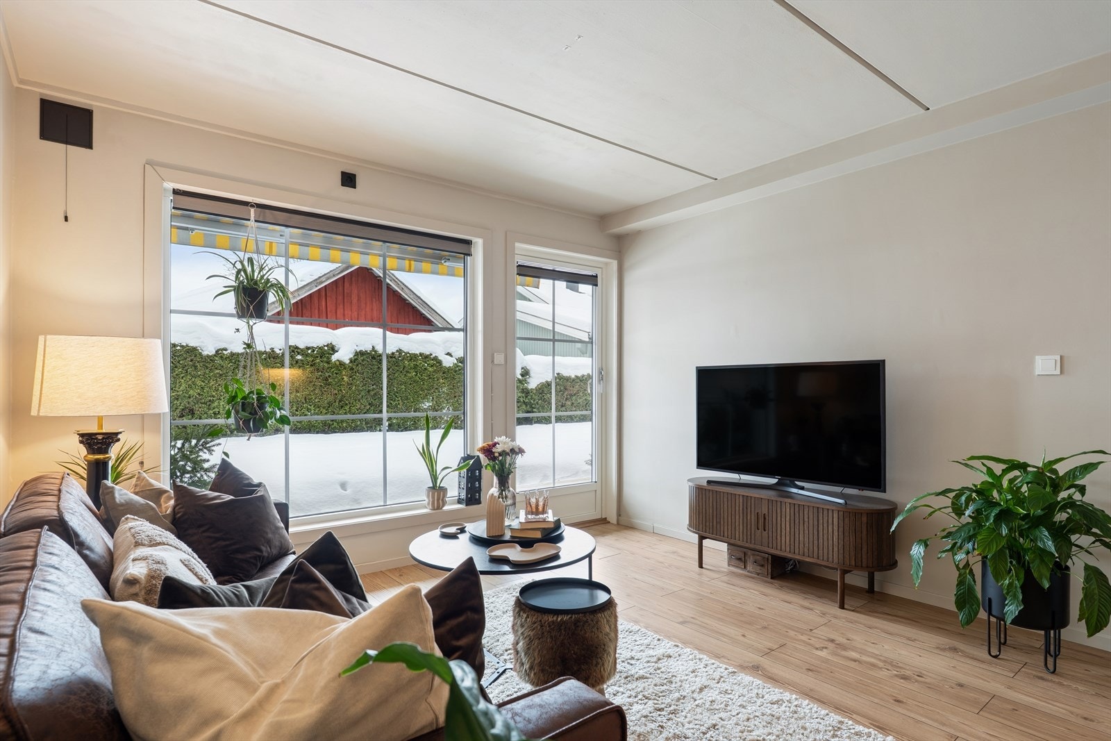 Gjennomgående laminatgulv og malte veggflater gir et helhetlig inntrykk. Galleribilde