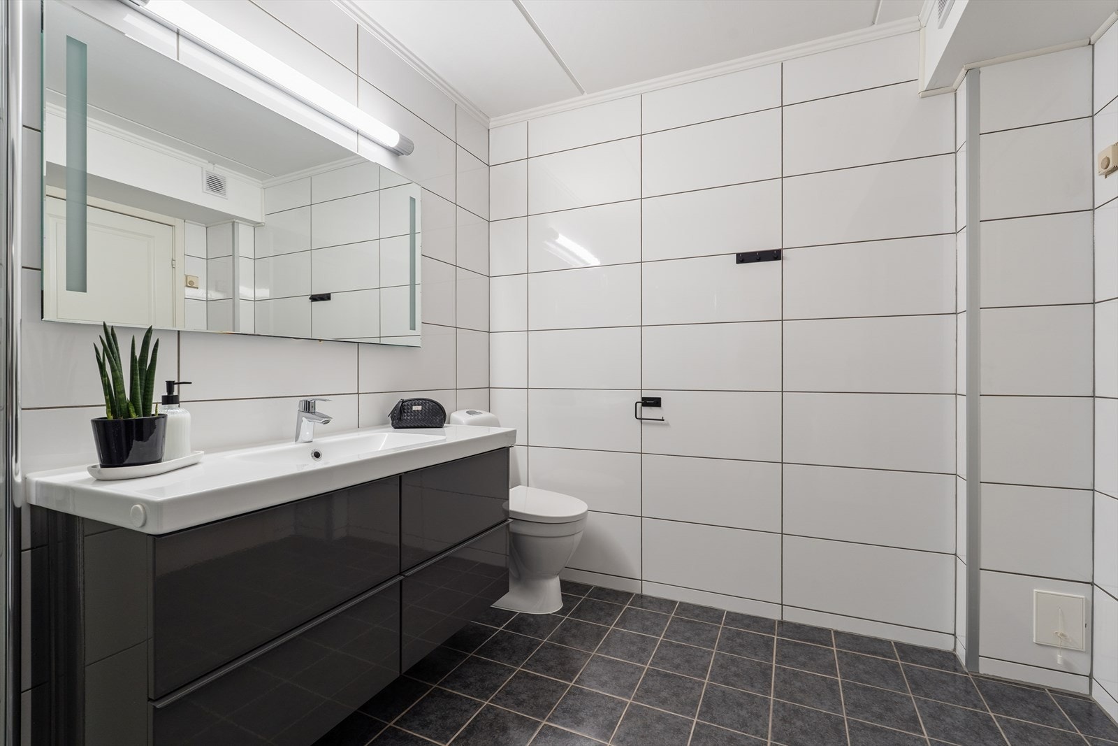 Flislagt bad med keramiske fliser på veggene og elektriske varmekabler i gulvet. Galleribilde