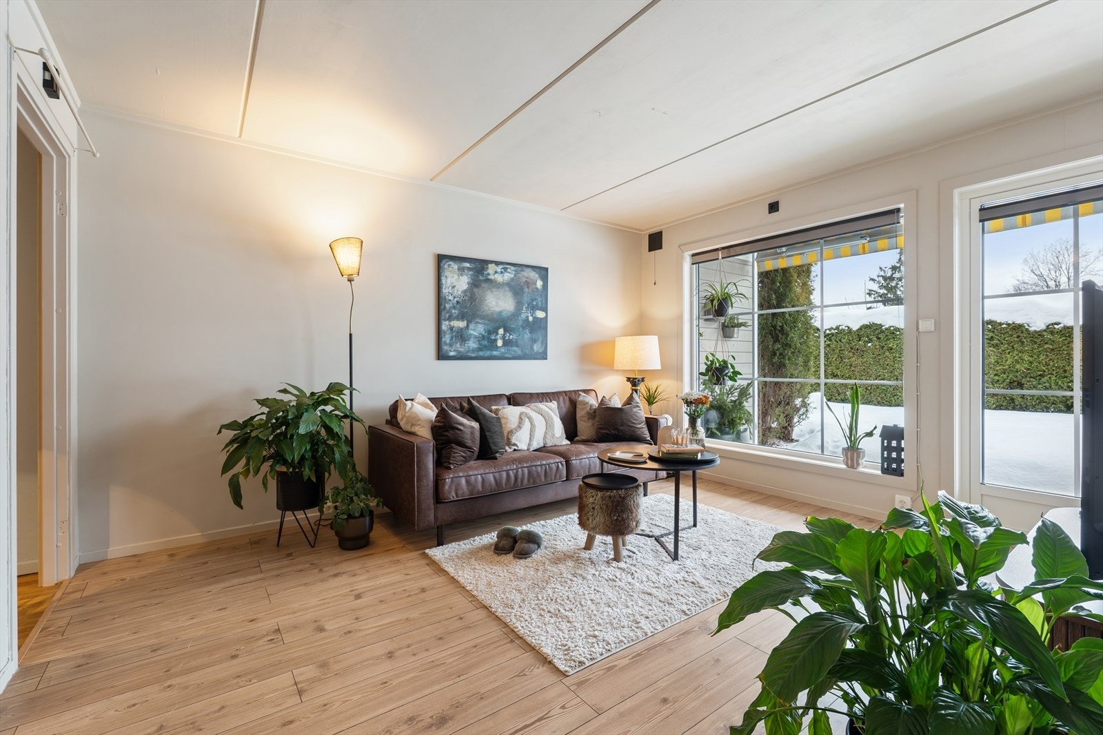 Stuen har en åpen løsning mot kjøkkenet og store vindusflater. Galleribilde