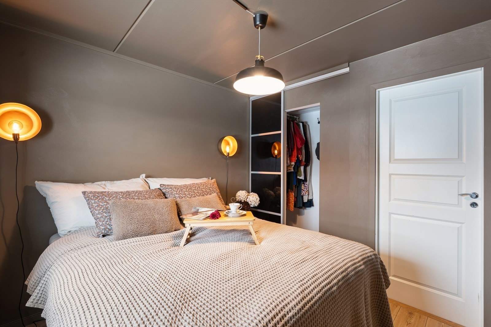 Innvendig er det montert lyse, behandlede dører. Galleribilde