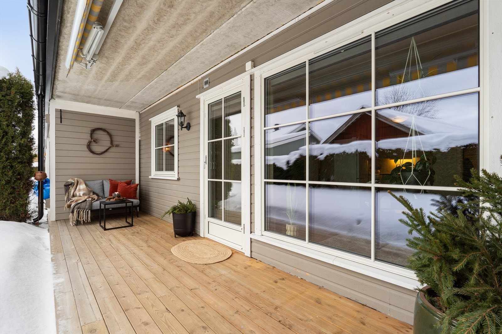 Terrassen er bygget i trekonstruksjon med gulvbord av impregnert tre. Galleribilde