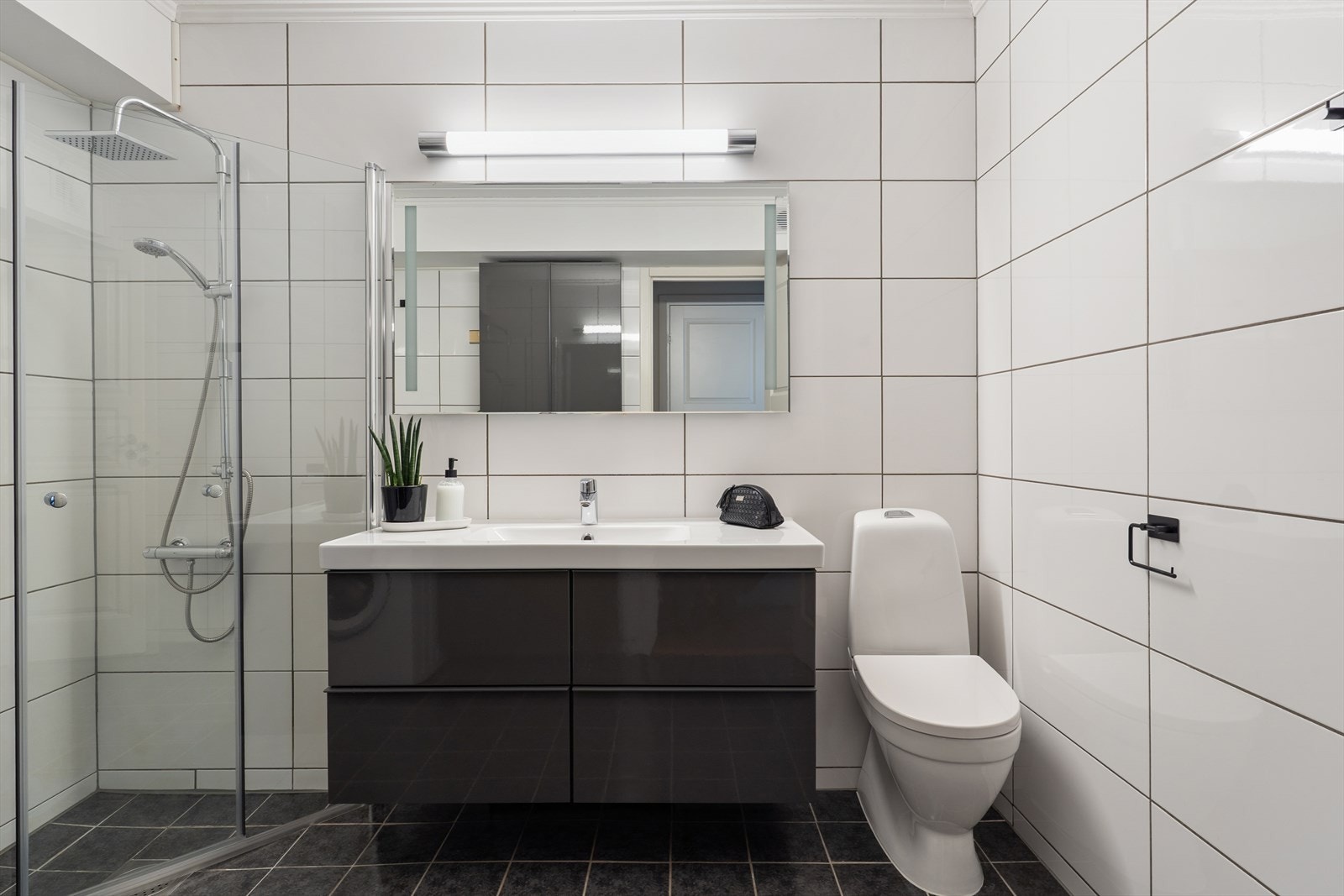 Badet er innredet med dusjhjørne, toalett og servant i innredning. Galleribilde