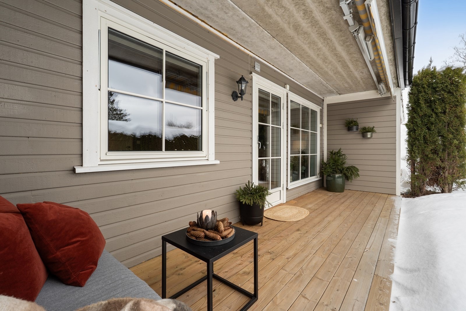 Uteplassen har god plass til en sittegruppe og er skjermet med levegg mot nabo. Galleribilde