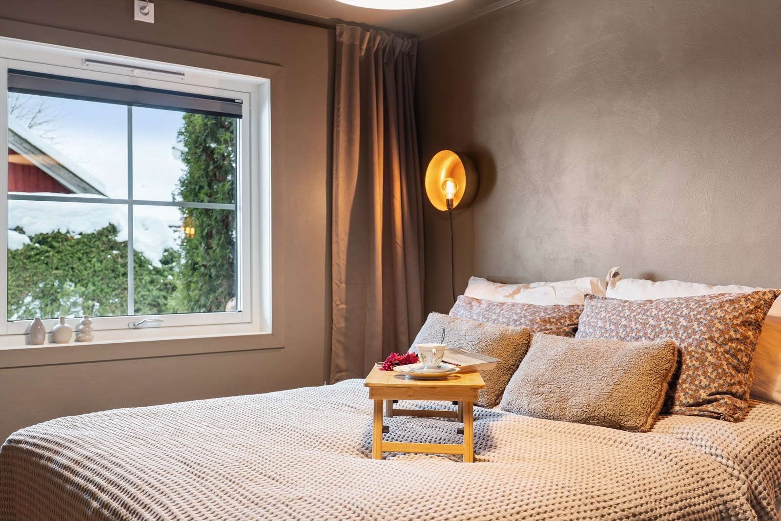 Også her på soverommet er det nye 2-lags glassvinduer fra 2024. Galleribilde