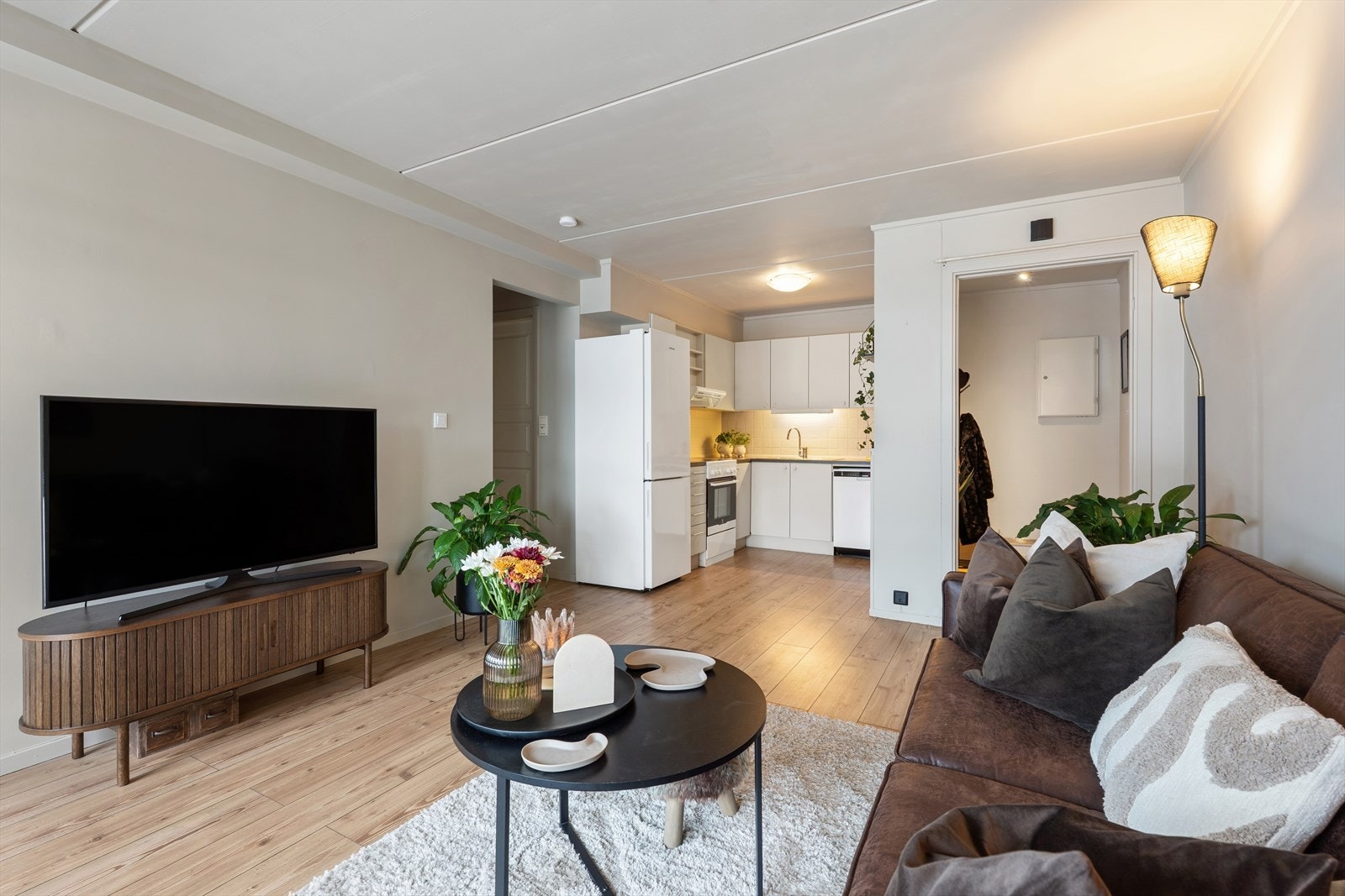 Leiligheten har en arealeffektiv planløsning med åpen stue- og kjøkkenløsning. Galleribilde