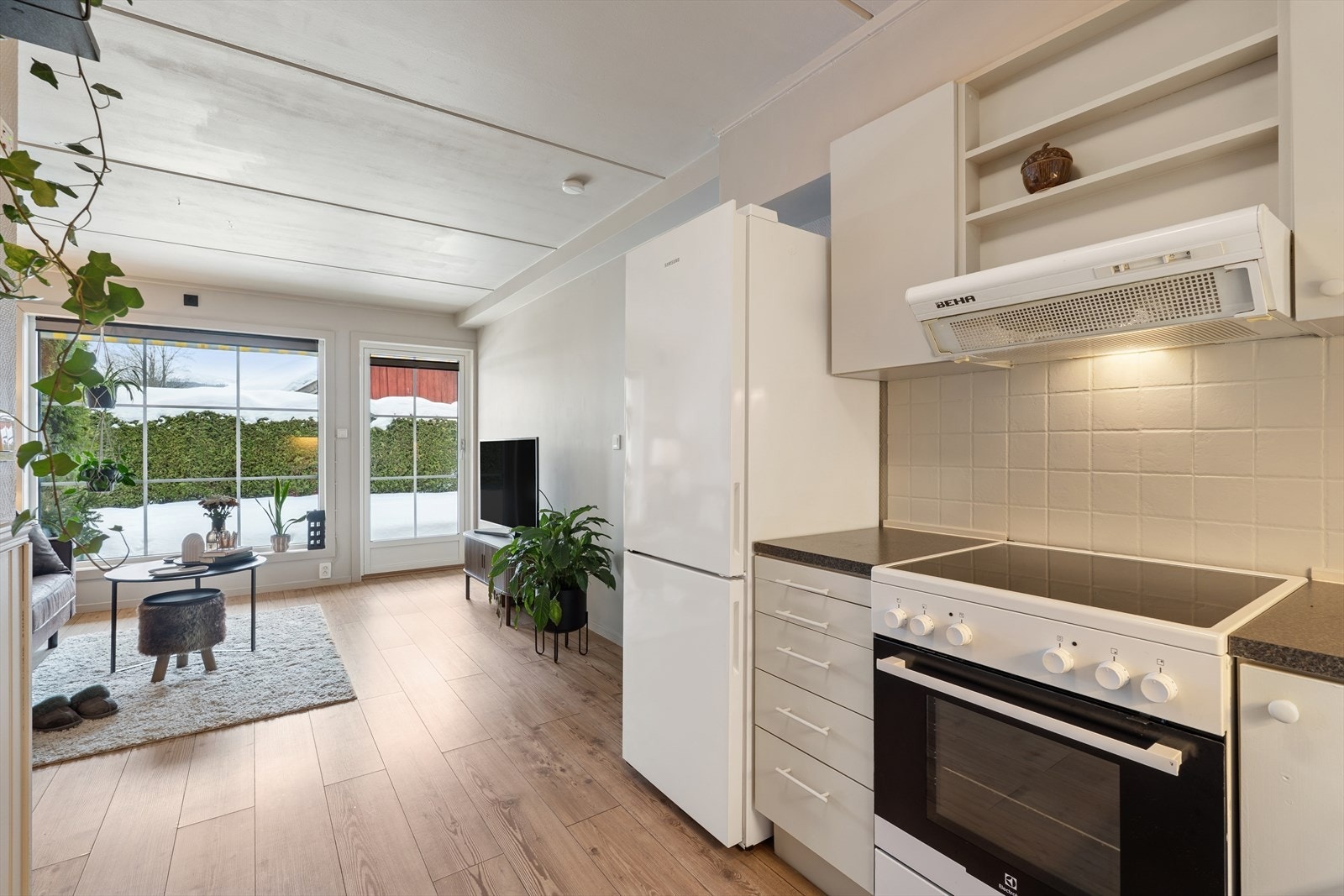 Kjøkkenet er praktisk plassert i åpen løsning med stuen. Galleribilde