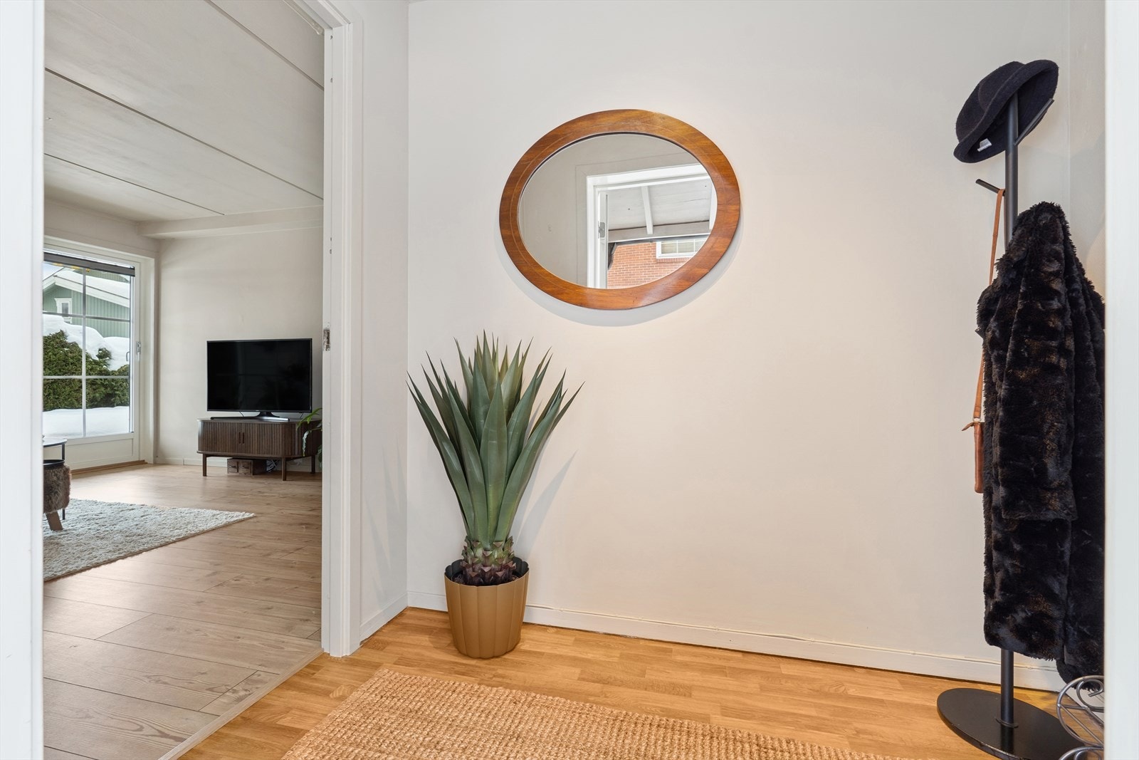 Fra entréen kommer du direkte inn i leilighetens sosiale sone. Galleribilde