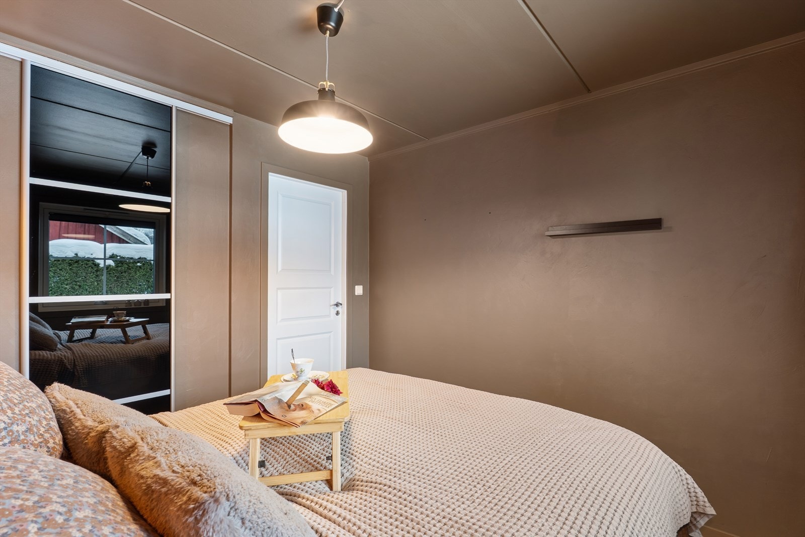 Rommet har en praktisk skyvedørsgarderobe for effektiv oppbevaring. Galleribilde