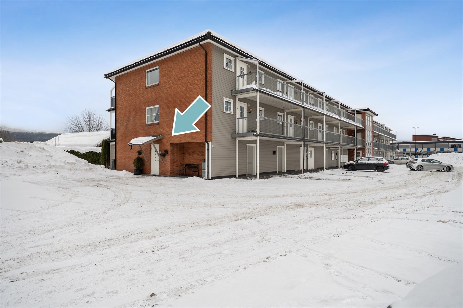 Leiligheten ligger i første etasje i et boligbygg oppført i 1993. Galleribilde