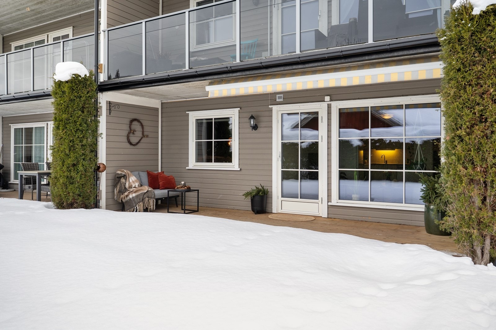 Den nye terrassen på ca. 11 m² ble lagt i 2024 i regi av sameiet. Galleribilde