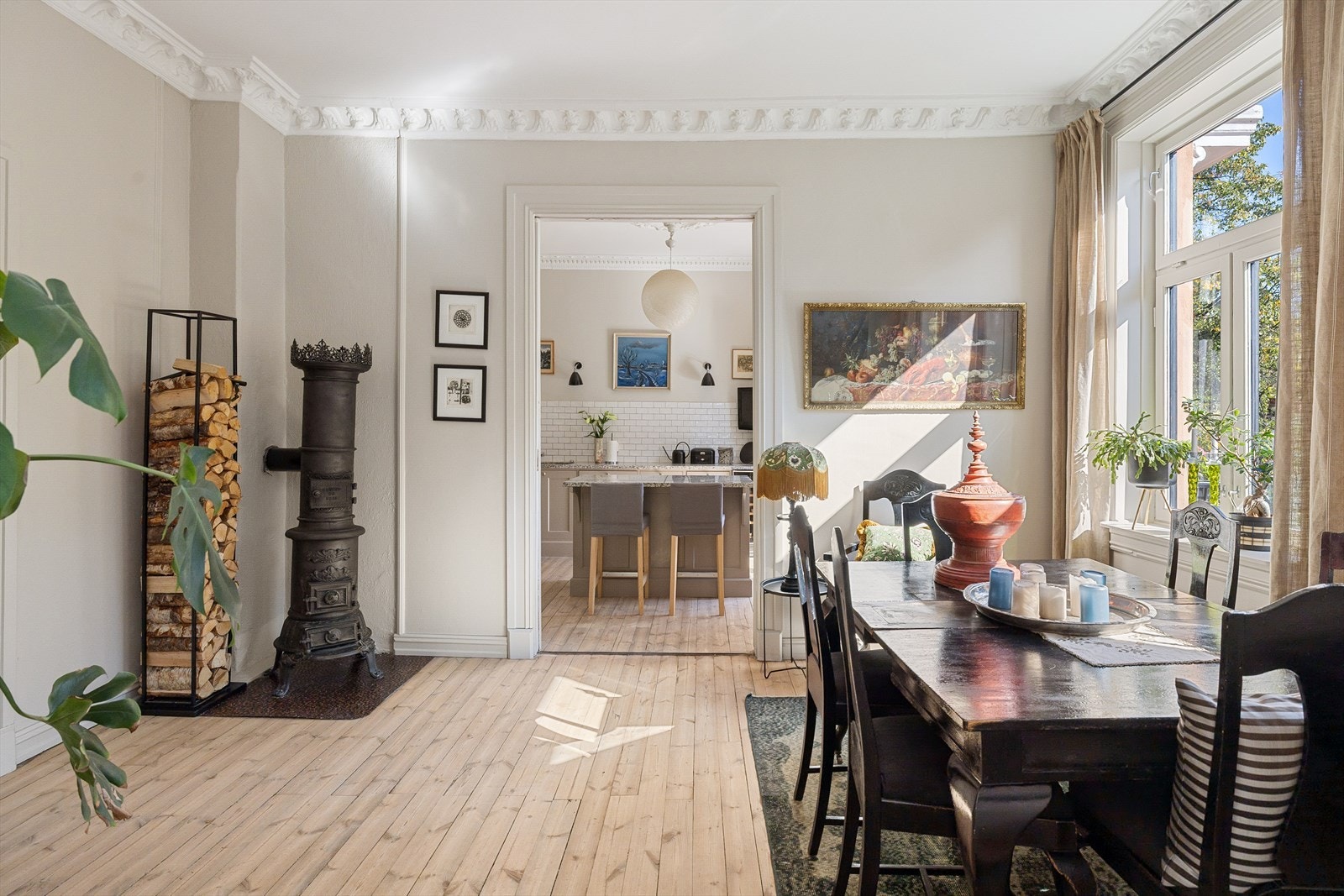 Den restaurerte etasjeovnen, også kalt prinsesseovn, gir både varme og atmosfære på kjølige dager. Galleribilde