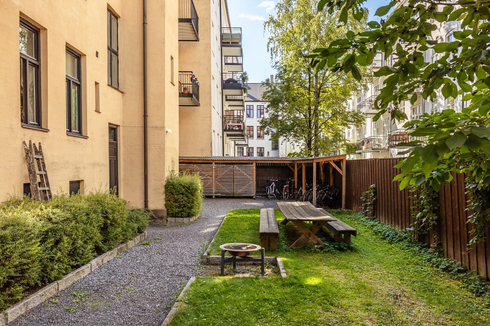 Sameiets felles bakgård er opparbeidet med sittegruppe, bålpanne, gressplen og sykkelparkering. Galleribilde