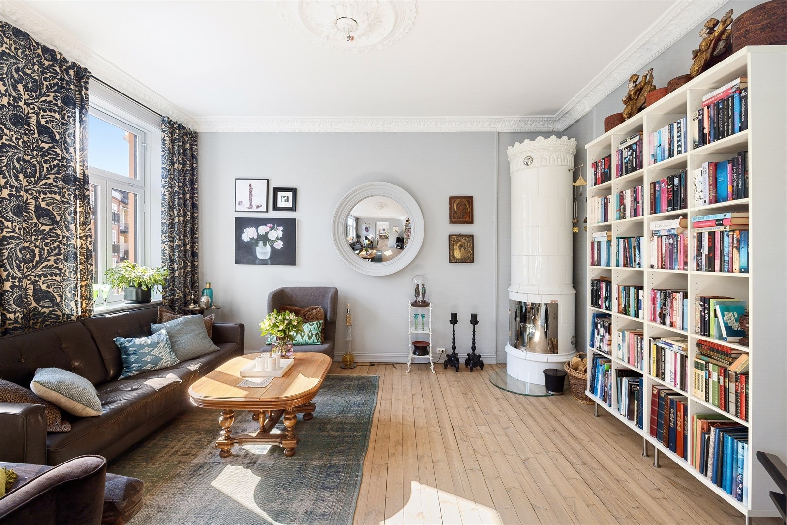 Stuen har en klassisk atmosfære, med en vakker kakkelovn fra 2012 som gir ekstra varme. Galleribilde