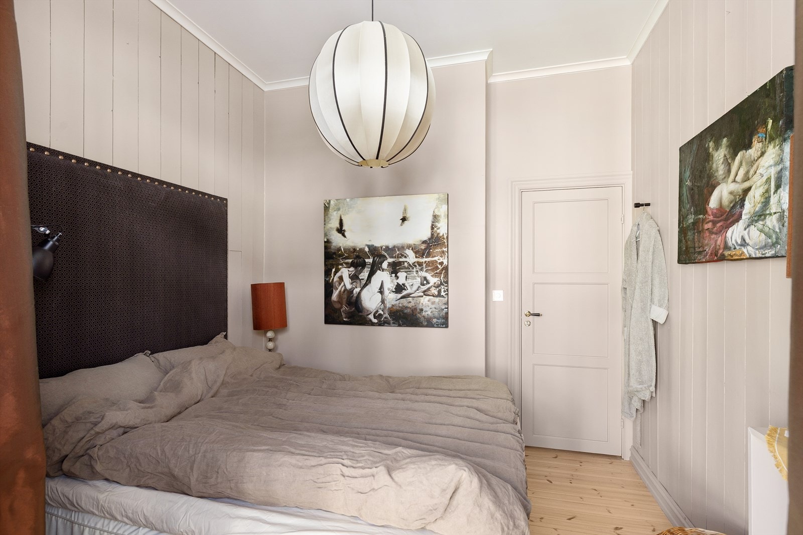 Rommet har god plass til dobbeltseng og er utført med panel på veggene for en lun atmosfære. Galleribilde