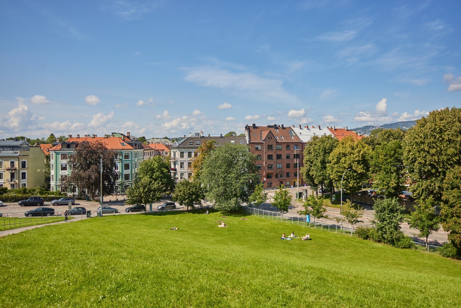 Like ved finner du også parken Idioten, med nydelig utsikt og lekeplass. Noen minutter unna finner du også Stensparken og St.Hanshaugen. Galleribilde