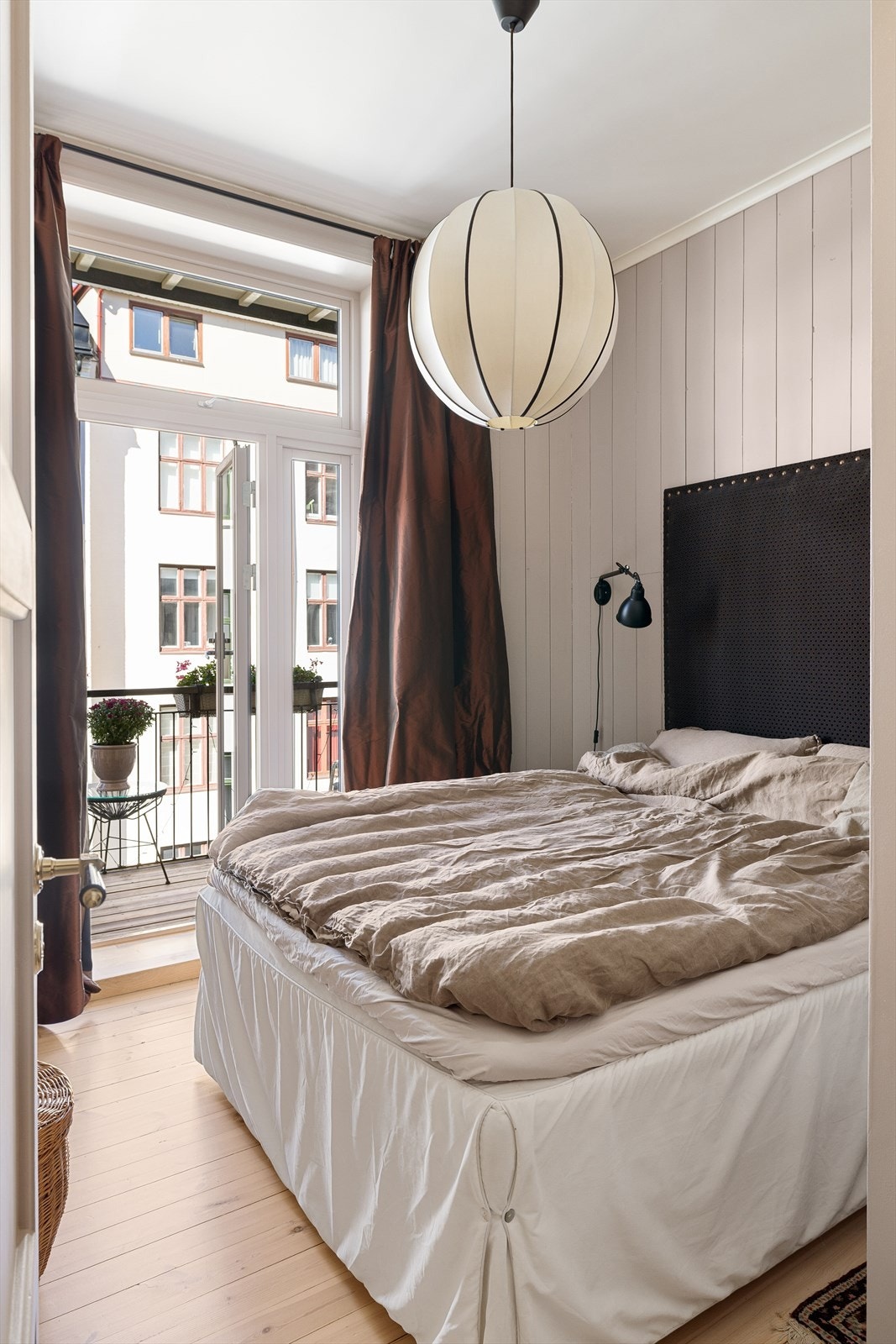 Hovedsoverommet vender mot en stille bakgård og har utgang til en privat, vestvendt balkong. Galleribilde