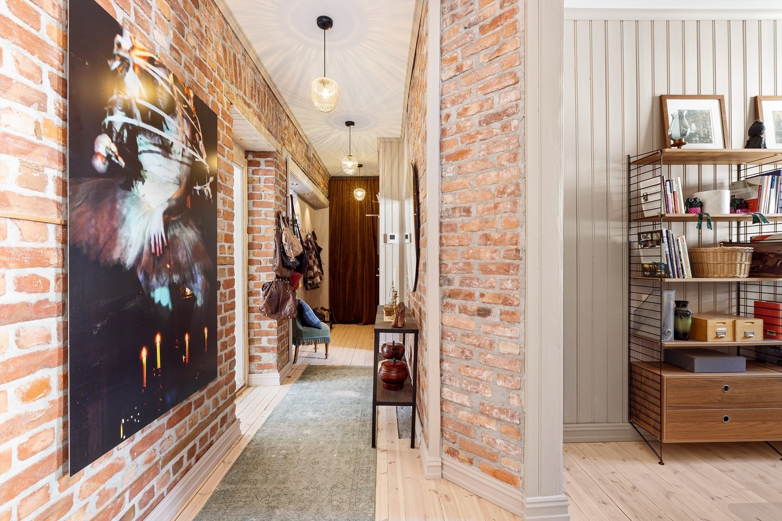 Gangen binder rommene sammen og leder videre innover i boligen. Galleribilde