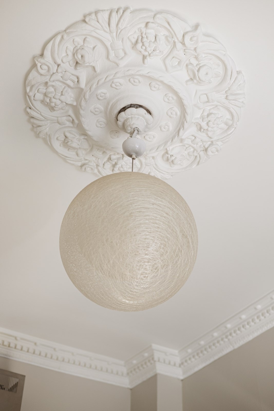 Bolligen har vakre, originale detaljer som stukkatur og takrosetter som er bevart i flere av rommene. Galleribilde