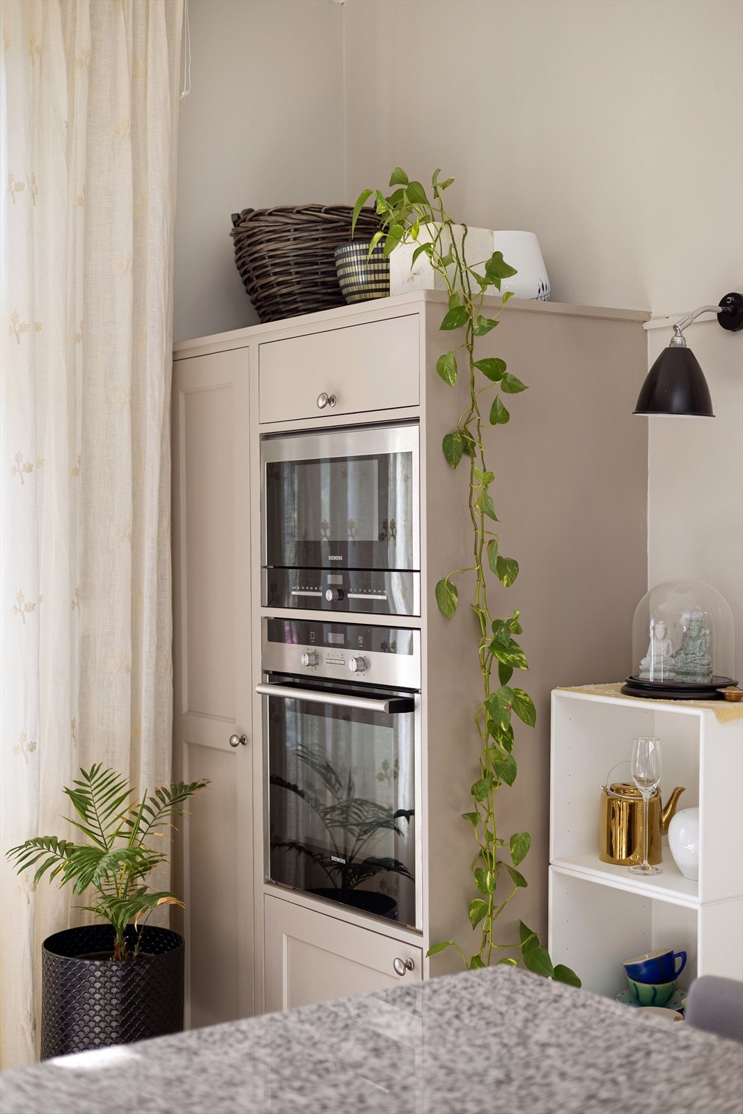 Integrert stekeovn og mikrobølgeovn i høyskap gir en ergonomisk og praktisk arbeidshøyde. Galleribilde