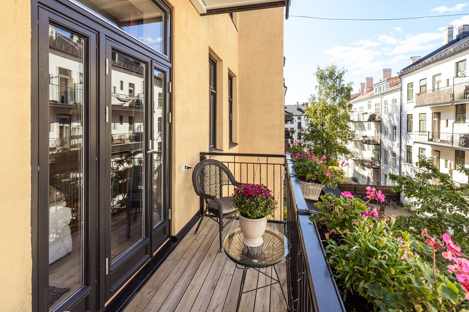 Den vestvendte balkongen på 4 m² ble oppført i 2016 og har terrassebord i tre. Galleribilde