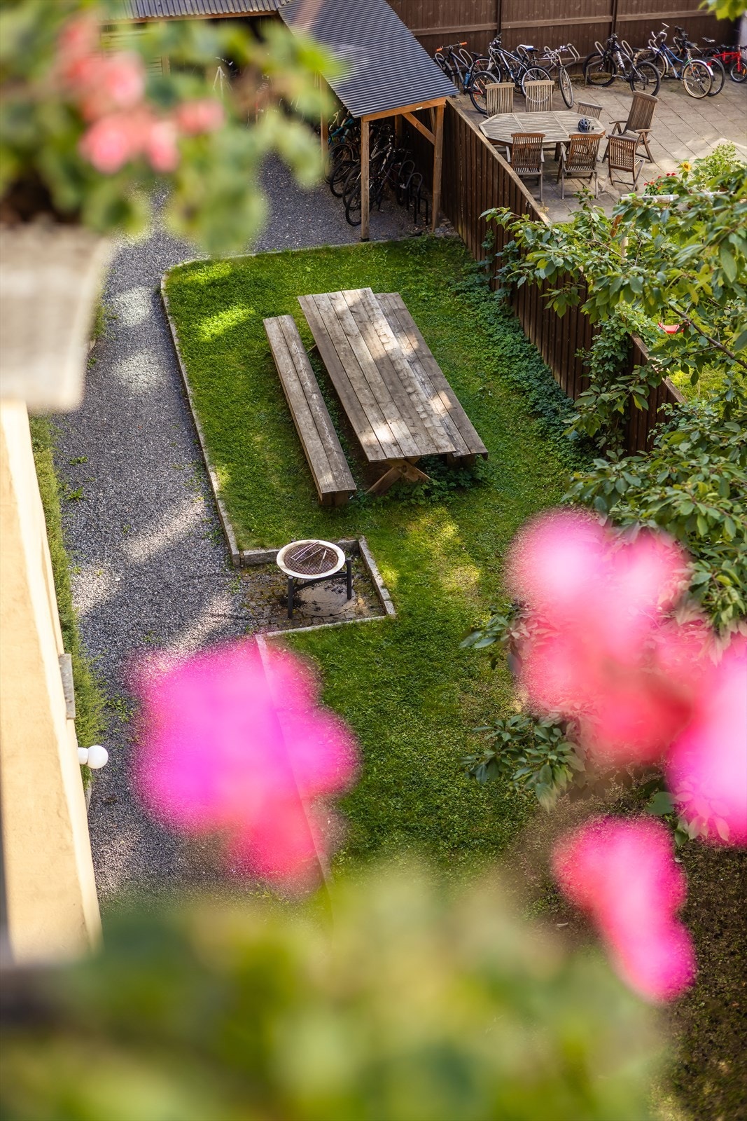 Utsikt fra balkongen ned mot sameiets bakgård. Galleribilde