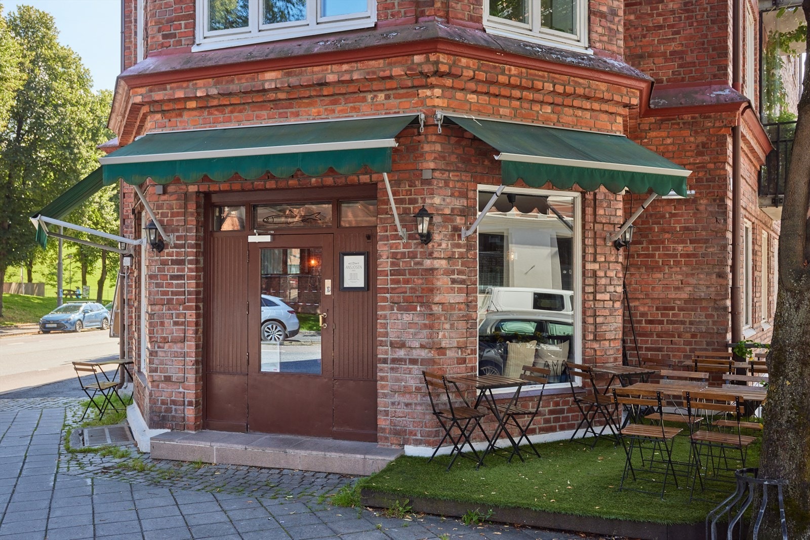 Like ved finner du den populære restauranten Ansjosen. Denne nabolagsrestauranten er verdt et besøk! Galleribilde