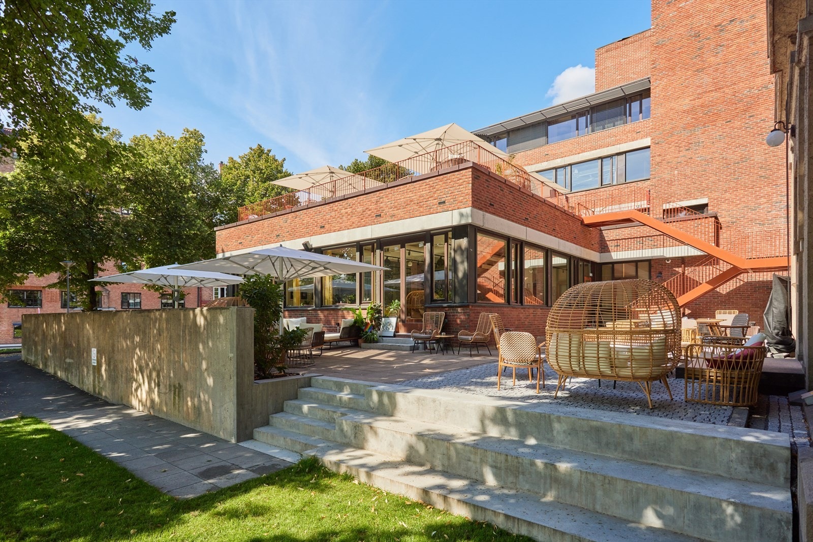 Jubel finner du like rundt hjørnet. De har takterrasse med sol til langt på kveld, og er det perfekte stedet å avslutte dagen med et glass vin og noen deilige småretter. Galleribilde