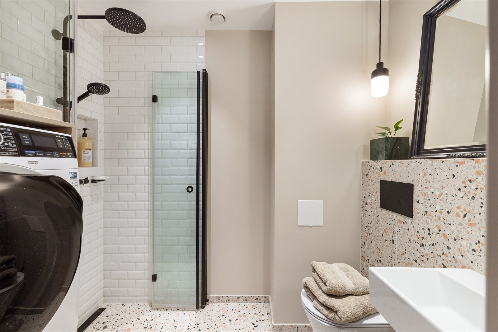 Badet ble totalrenovert i 2021 av fagfolk, med elegante terrazzo-fliser og gulvvarme. Galleribilde