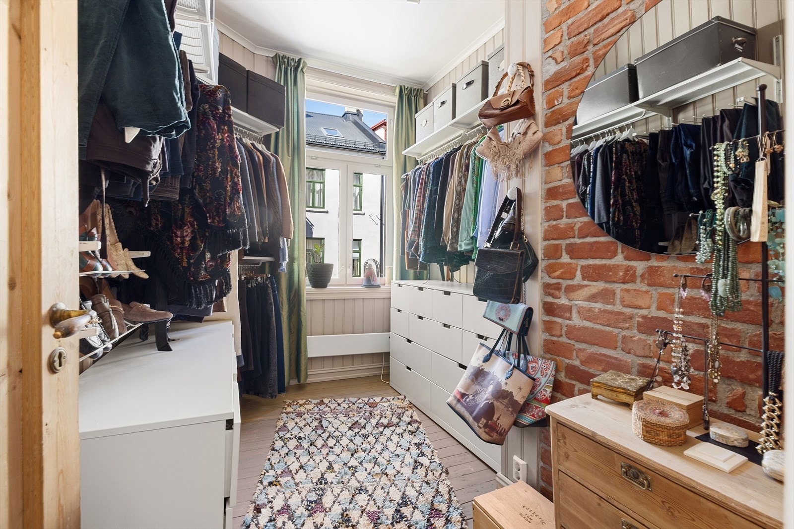 Leilighetens siste rom er i dag innredet som omkledningsrom. Rommet kan enkelt innredes som soverom om ønskelig. Galleribilde