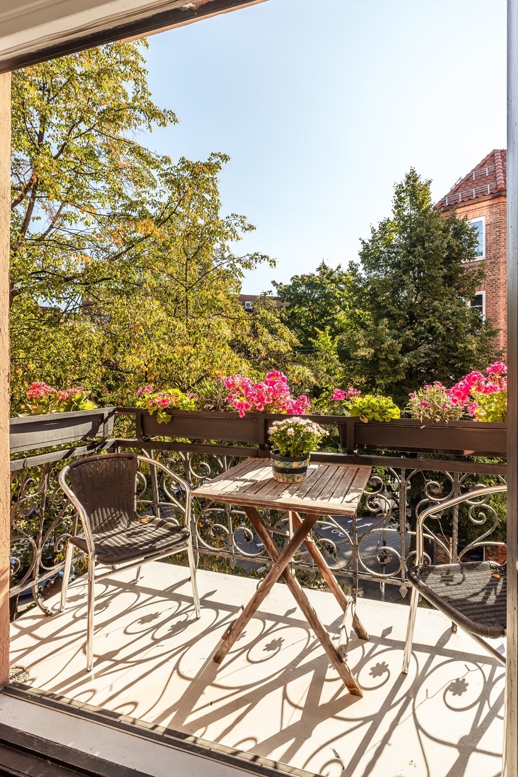 Fra kjøkkenet har man utgang til en sjarmerende balkong utført i smijern som med på bygårdens klassiske uttrykk. Galleribilde