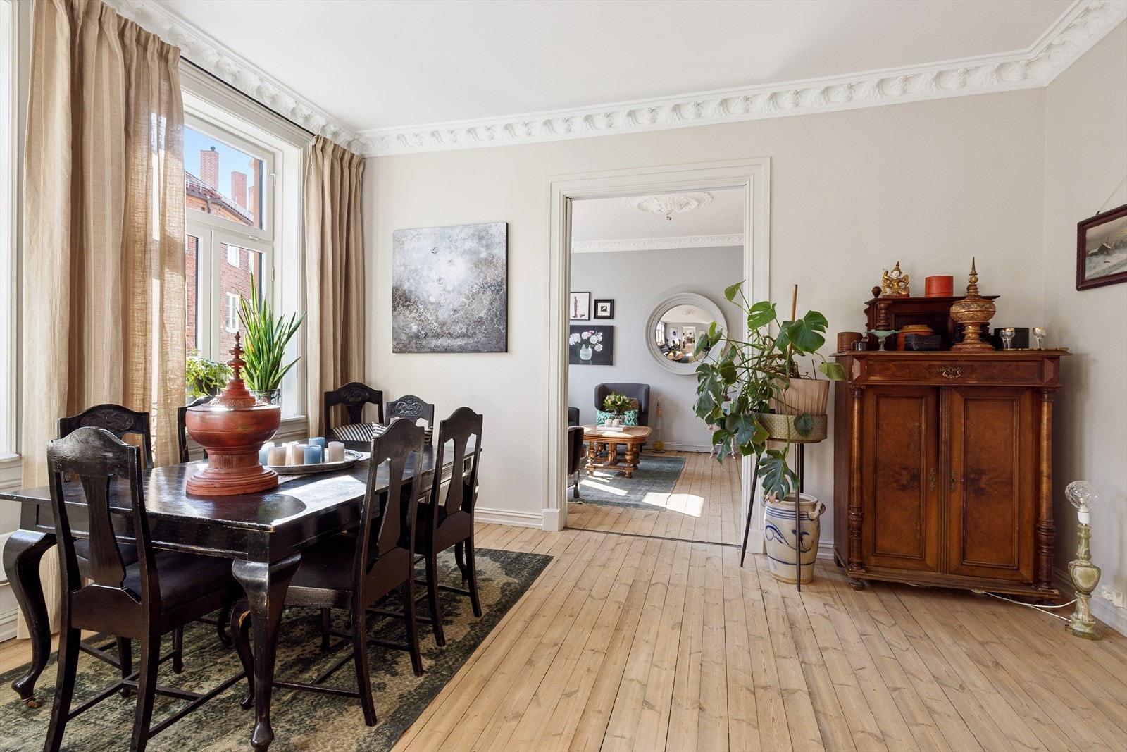 Spisestuen er et naturlig samlingspunkt med god plass til store selskaper. Galleribilde