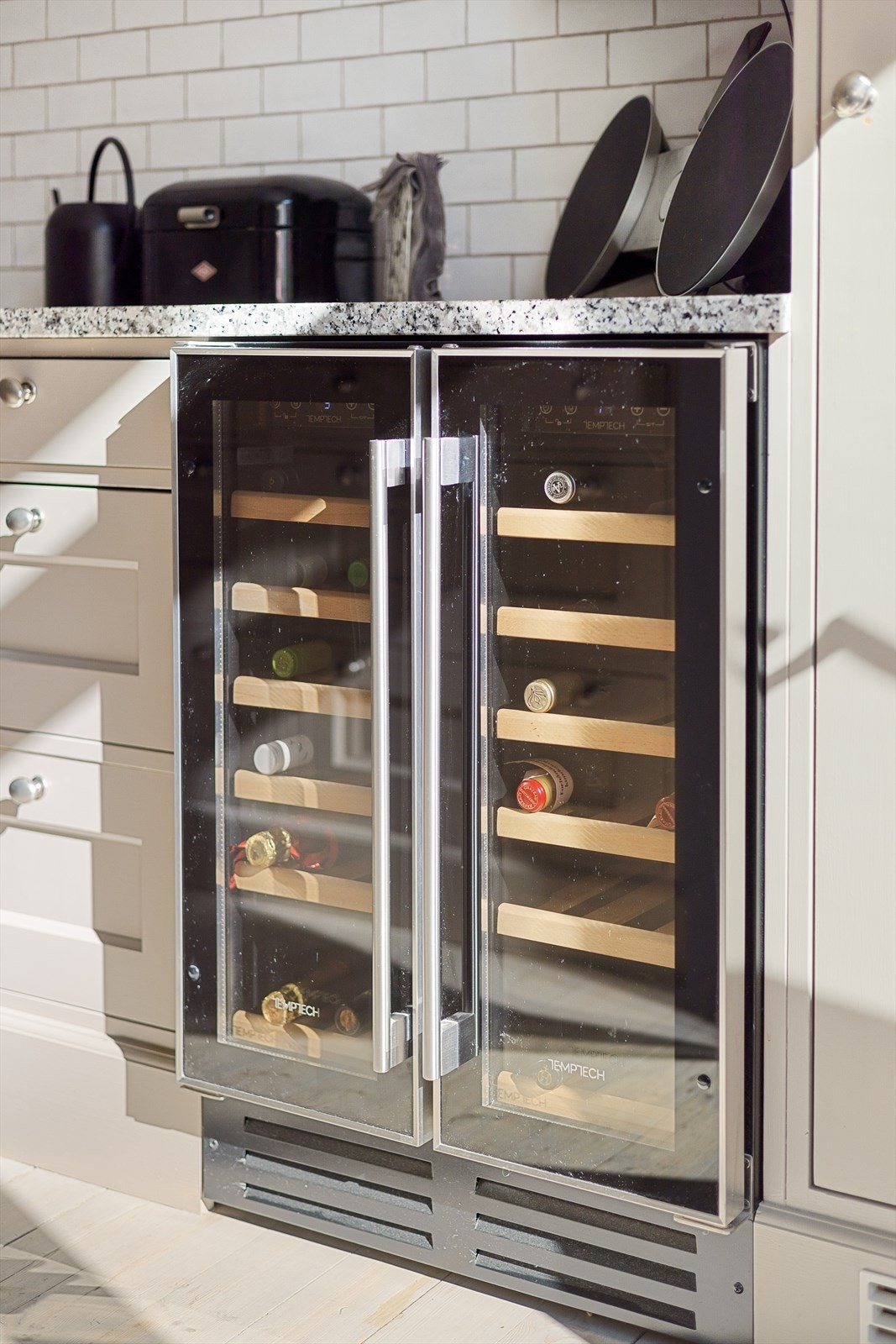 Et integrert vinskap kompletterer funksjonaliteten på kjøkkenet. Galleribilde