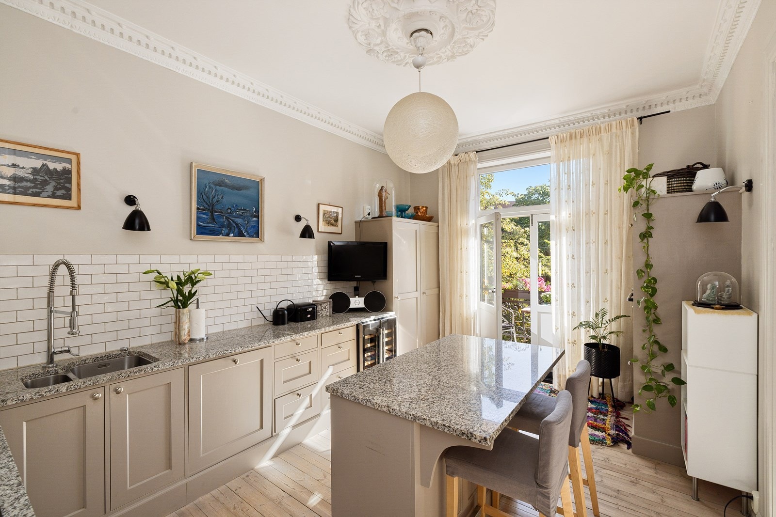 Kjøkkeninnredningen fra 2011 har profilerte fronter og en slitesterk benkeplate i granitt. Galleribilde