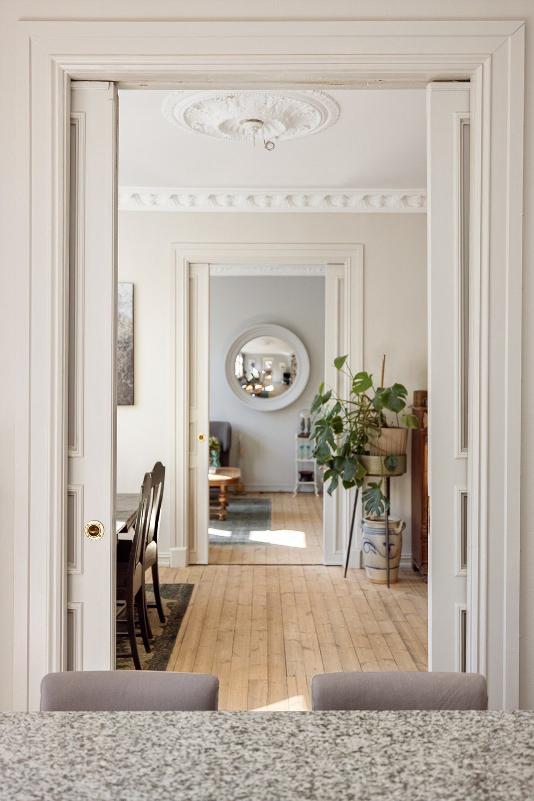 Fra kjøkkenet ser man gjennom de sosiale sonene, noe som understreker den gjennomgående planløsningen. Galleribilde