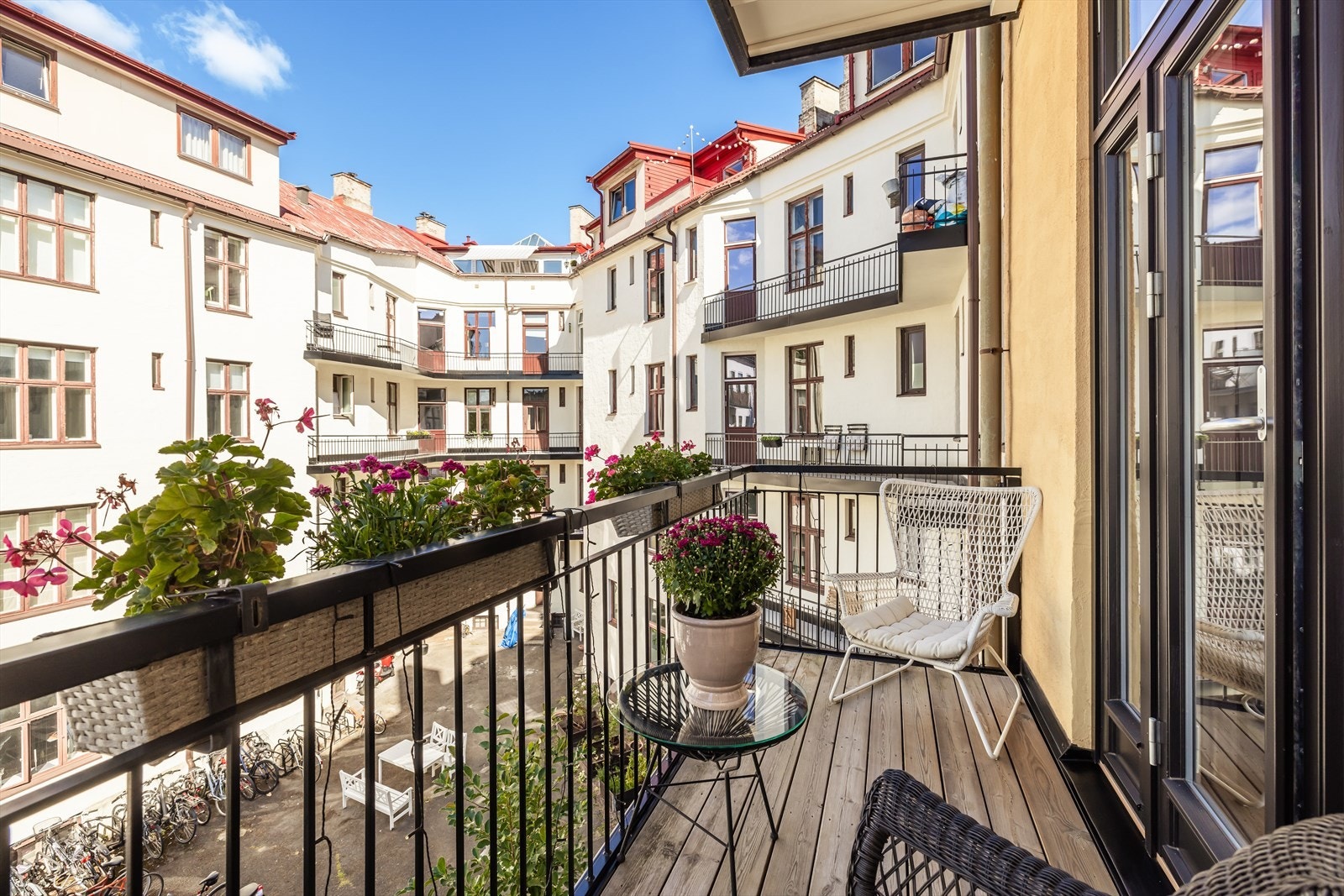 På balkongen mot bakgård er det plass til sittegruppe og ulik beplantning. Galleribilde
