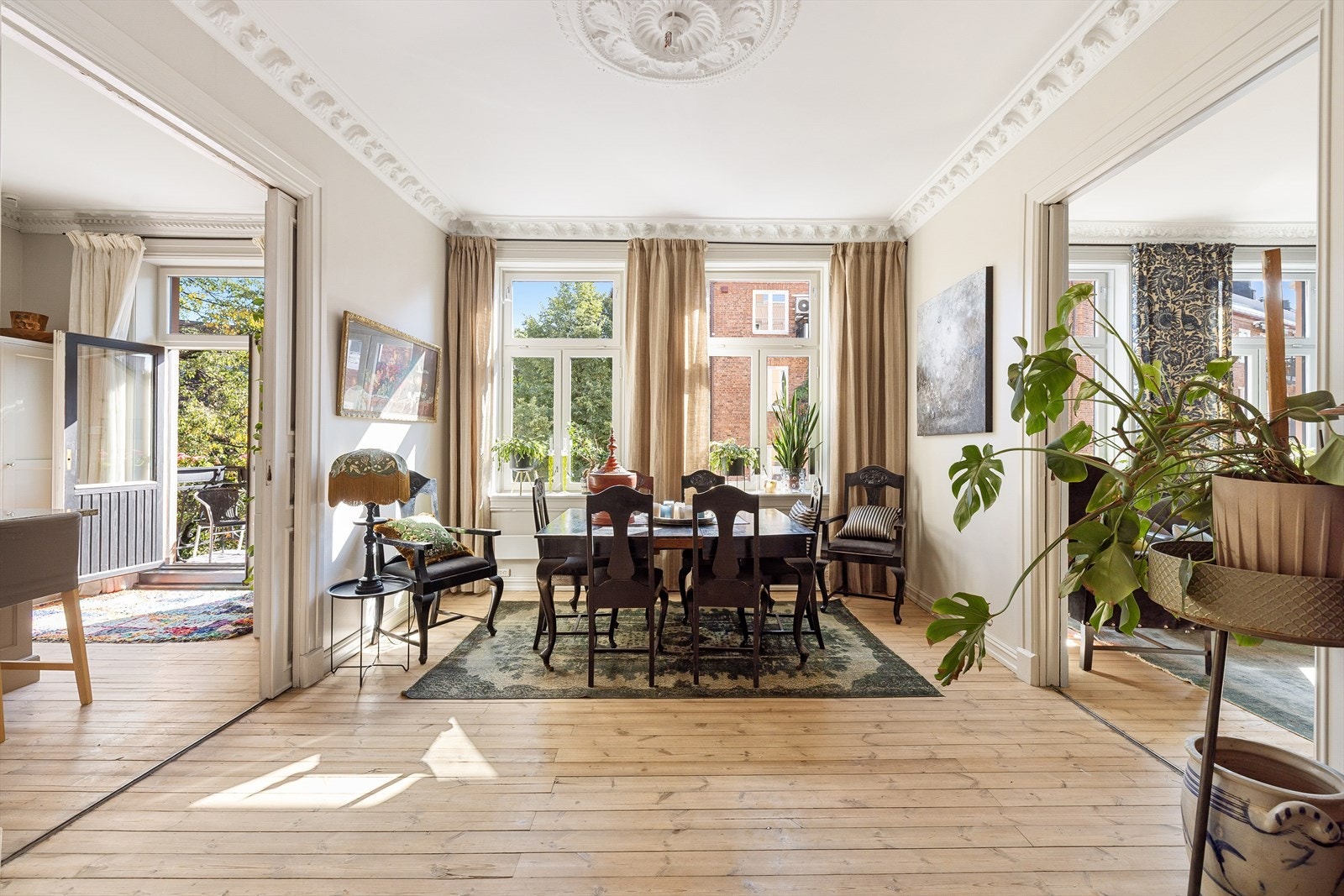 En klassisk og gjennomgående leilighet med en takhøyde på over 3 meter og velbevarte originale tregulv. Galleribilde